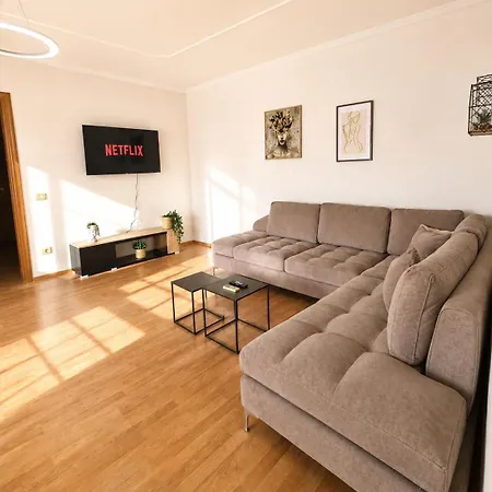 Bright With 2 Balconies Sleeps 8 Tirana